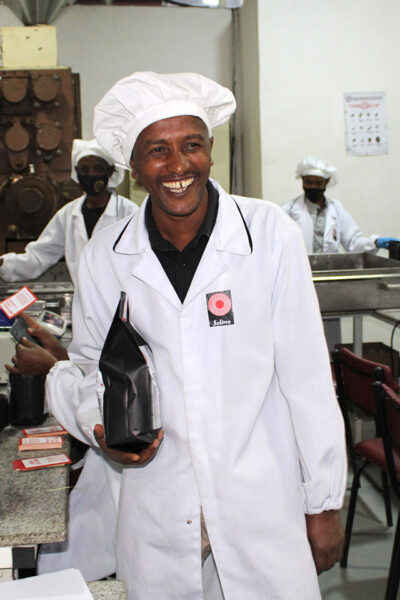 Solino Mitarbeiter mit Harar Kaffee